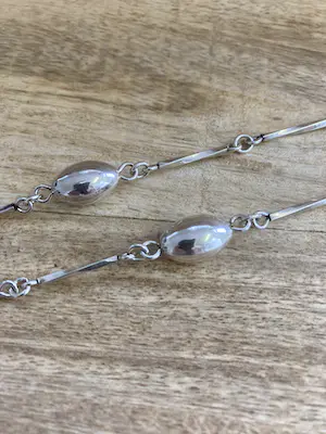 Zilveren ketting met gedraaide staafjes en zes koffieboonvormige  schakels kopen? Bied vanaf 29!