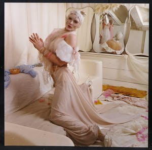 Paul Huf - C-print op dibond, Dame in jurk (Groot) kopen? Bied vanaf 1!