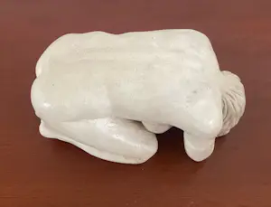 Niet of onleesbaar gesigneerd - Betongipsen beeld van een knielende vrouw - gesigneerd kopen? Bied vanaf 1!