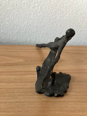 Corry Ammerlaan - Prachtig zwaar beeld " MAN OP BANK " kopen? Bied vanaf 45!