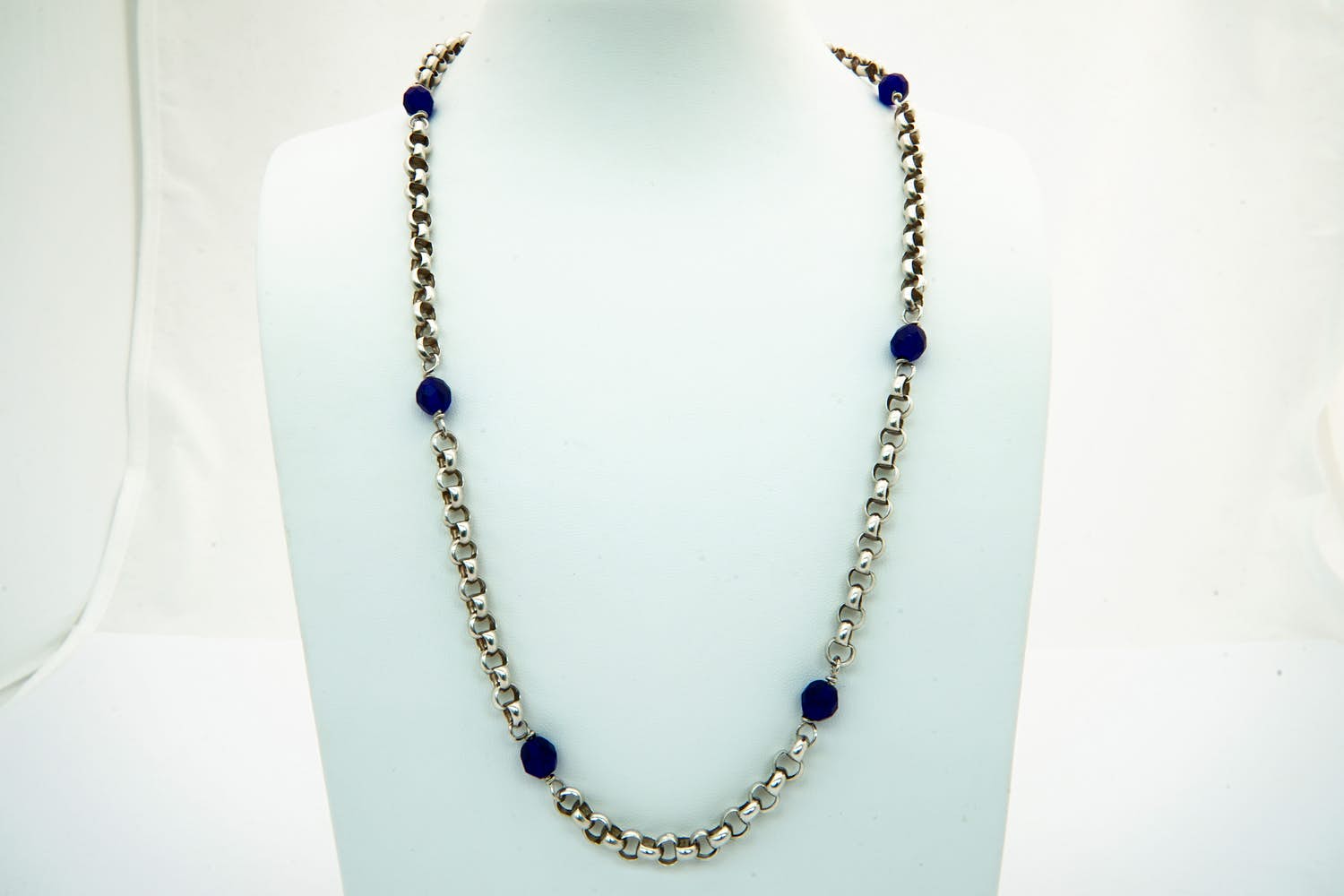 44 -  Lang (60cm) Surinaams 1e geh. Zilveren jasseron collier met  blauwe kralen kopen? Bied vanaf 25!