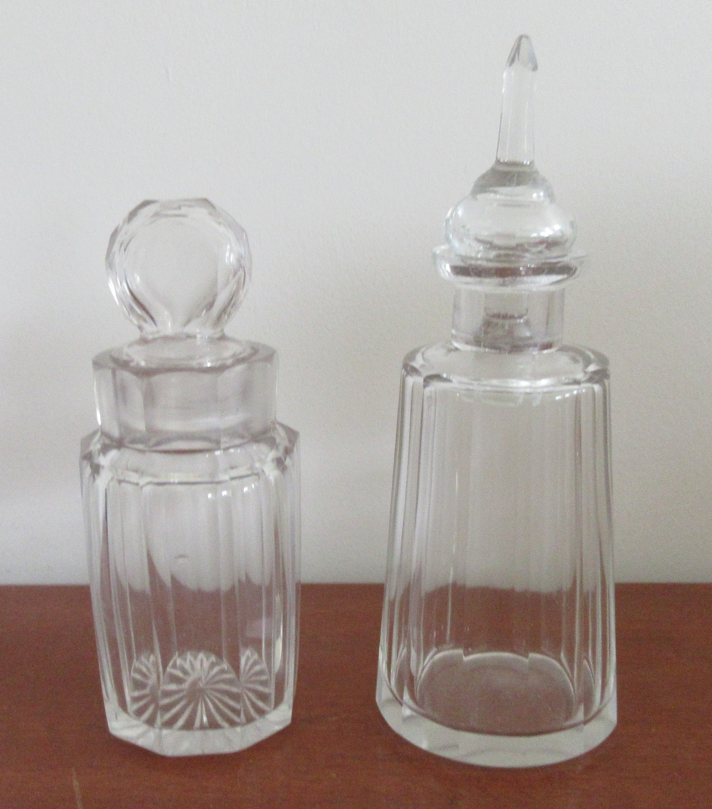 Niet of onleesbaar gesigneerd - Twee antieke 19e eeuwse geslepen kristallen azijn karafjes verkocht voor € 1!