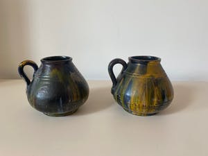 Niet of onleesbaar gesigneerd - Twee aardewerken oorvaasjes voorzien van test glazuur kopen? Bied vanaf 1!