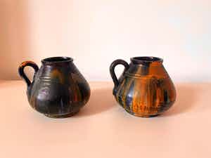 Niet of onleesbaar gesigneerd - Twee aardewerken oorvaasjes voorzien van test glazuur verkocht voor € 1!