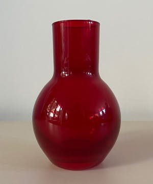 Niet of onleesbaar gesigneerd - Vintage robijn rood schoorsteen glazen vaasje kopen? Bied vanaf 1!
