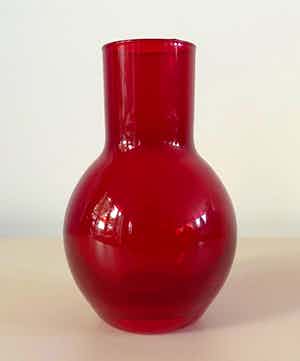 Niet of onleesbaar gesigneerd - Vintage robijn rood schoorsteen glazen vaasje verkocht voor € 1!