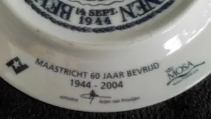 N.V. Porselein- en Tegelfabriek Mosa - twee borden van Arjen van Prooijen kopen? Bied vanaf 24!
