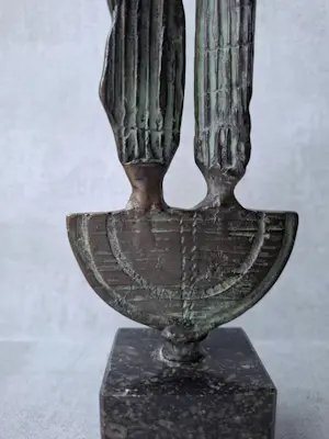 Desiree Tonnaer - Brons sculptuur op sokkel. kopen? Bied vanaf 295!