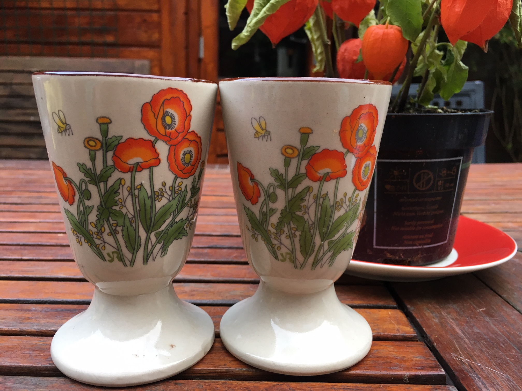 Niet of onleesbaar gesigneerd - eierdopjes keramiek (vintage) verkocht voor € 1!