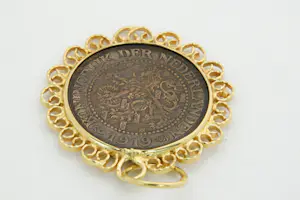 67 - Gedeeltelijk 18 karaat geel gouden munt hanger (met koperen 2.5 cent munt) kopen? Bied vanaf 125!