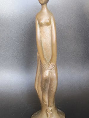 Brons (Onbekend) - Zittende vrouw op handen gedragen. kopen? Bied vanaf 75!