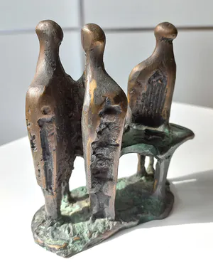 Wim Rijvers - Drie figuren met tafel, bronzen beeld kopen? Bied vanaf 150!