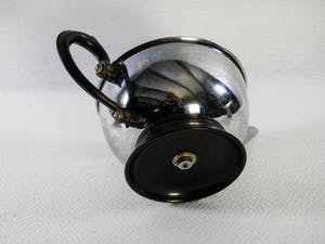 Niet of onleesbaar gesigneerd - Chroom metalen melkkannetje met keramische voering kopen? Bied vanaf 1!
