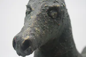 Niet of onleesbaar gesigneerd - Uitermate Prachtig Terracota Paard- Bladgoud (20e eeuw) kopen? Bied vanaf 1!