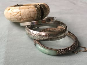 1e gehalte Zilver - slavenarmbanden en twee onedele armbanden met been en groene steen kopen? Bied vanaf 25!