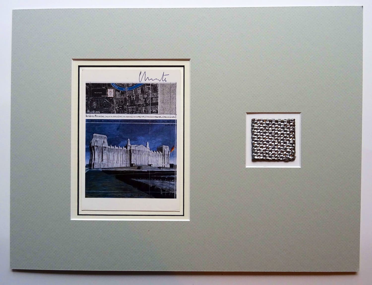 Christo - Project " Wrapped Reichstag "Berlin - 1995 handgesigneerd inc. stofmonster verkocht voor € 139!