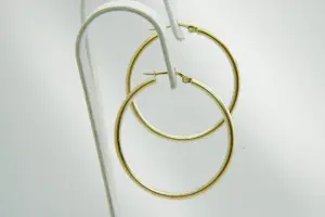 81 - Mooie zo goed als nieuwe set 18 karaat geel gouden "holle" creolen kopen? Bied vanaf 210!