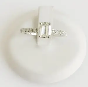 AcheterDiamanten solitaire ring? Enchérissez de 2650!