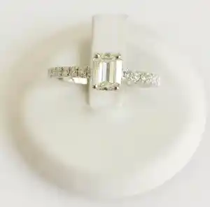 AcheterDiamanten solitaire ring? Enchérissez de 2650!