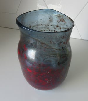 Niet of onleesbaar gesigneerd - Studio blauw glazen vaas met o.a. rode glaspoeders - hand gesigneerd kopen? Bied vanaf 1!