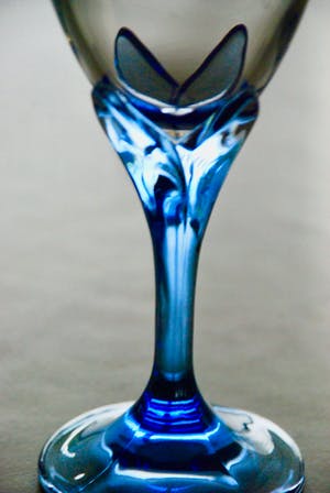 Niet of onleesbaar gesigneerd - 11 Zeldzame vintage saffierblauwe Franse tulp champagneglazen & wijnglazen kopen? Bied vanaf 1!