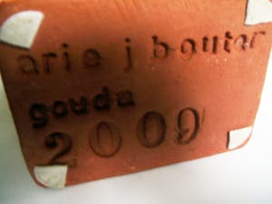 Arie J. Bouter - Toren chamotte klei -1999- kopen? Bied vanaf 80!