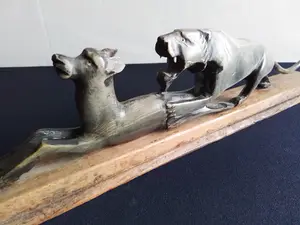 Niet of onleesbaar gesigneerd - Fraai art deco beeld van leeuwin met prooi uit hoorn gemaakt kopen? Bied vanaf 1!