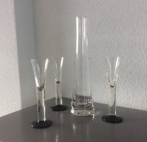 Niet of onleesbaar gesigneerd - Likeurkaraf met drie glazen kopen? Bied vanaf 10!