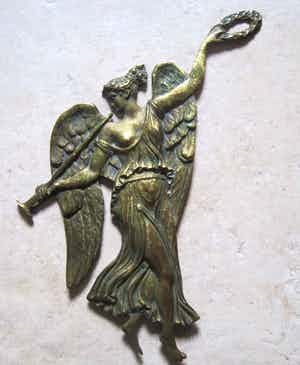 Brons (Onbekend) - Engel met bazuin en lauwerkrans. verkocht voor € 60!