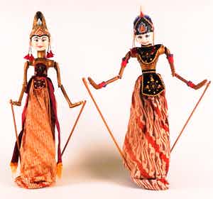 Niet of onleesbaar gesigneerd - Twee Indonesische Wajangpoppen verkocht voor € 1!