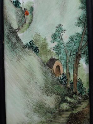 Curiosa - Keramieken tegel in gestoken houten paneel , Oosterse voorstelling kopen? Bied vanaf 1!