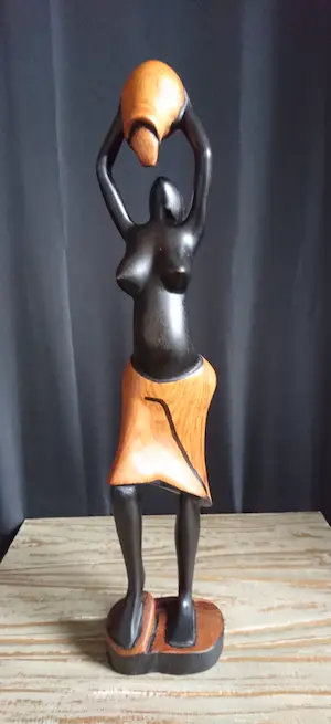 Niet of onleesbaar gesigneerd - Abstract houten beeld - Afrikaanse vrouw met kruik kopen? Bied vanaf 1!