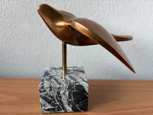 Jose Louis Fernandez - Bronzen beeld van een zwaluw op marmeren sokkel. kopen? Bied vanaf 150!