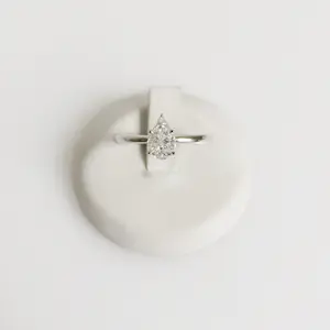 Solitaire ring met peervormige illusiezetting kopen? Bied vanaf 900!