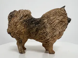 Tine Goudriaan-van Waning - Keramiek sculptuur | 'Keeshond' kopen? Bied vanaf 1!