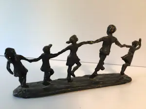 Astrid Veldhuyzen-Koppen - Sculptuur “ Kinderspel “. Gesigneerd kopen? Bied vanaf 1!
