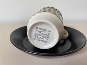 Floris Meydam - Twee hand beschilderde platelen kop - en schotels - Kunstaardewerkfabriek Regina kopen? Bied vanaf 1!