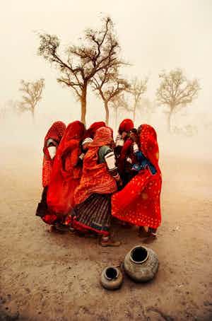 Steve McCurry - Dust storm Rajasthan India 1983 verkocht voor € 150!