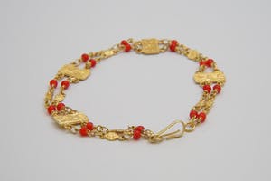2573 - Surinaams 14 karaat geel-gouden zg. "piet-piet" armband met rode kralen kopen? Bied vanaf 110!
