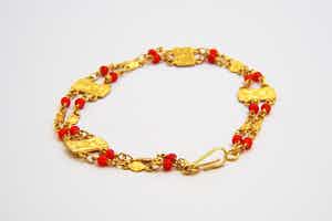 2573 - Surinaams 14 karaat geel-gouden zg. "piet-piet" armband met rode kralen verkocht voor € 110!