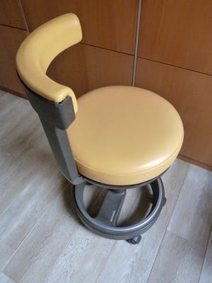 Niet of onleesbaar gesigneerd - Siemens draaibare ergonomische designstoel (tandarts/lab.stoel/kruk) kopen? Bied vanaf 1!