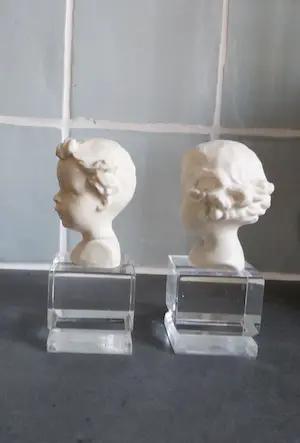 Niet of onleesbaar gesigneerd - 80's vintage figures on perspex base kopen? Bied vanaf 1!