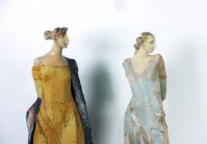 Willemijn van der Meer - Set van 2 keramieken sculpturen, Dames in jurk kopen? Bied vanaf 250!