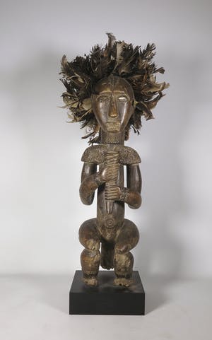 Fang Ntumu - Hout en koper/messing, Fetisj sculptuur van mannenfiguur met hoofdtooi kopen? Bied vanaf 1!