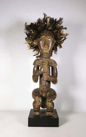 Fang Ntumu - Hout en koper/messing, Fetisj sculptuur van mannenfiguur met hoofdtooi verkocht voor € 1!