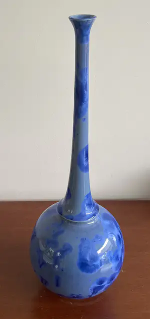 Willy van Bussel - Twee porseleinen flesvazen uitgevoerd in blauw kristallijn glazuur kopen? Bied vanaf 375!