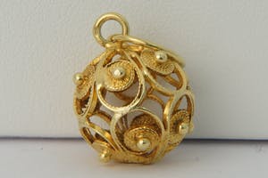 2531- Bijzondere 18 karaats - opengewerkte geel-gouden filigrain bol hanger kopen? Bied vanaf 110!