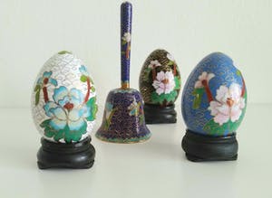 Niet of onleesbaar gesigneerd - verfijnde cloisonné eieren op standaard en een bel kopen? Bied vanaf 1!
