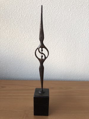 Corry Ammerlaan - Hoog slank beeld op sokkel - Titel " IEMAND OP HANDEN DRAGEN "" kopen? Bied vanaf 25!