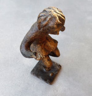 Harry van den Thillart - Hinkelend Meisje - Brons kopen? Bied vanaf 49!